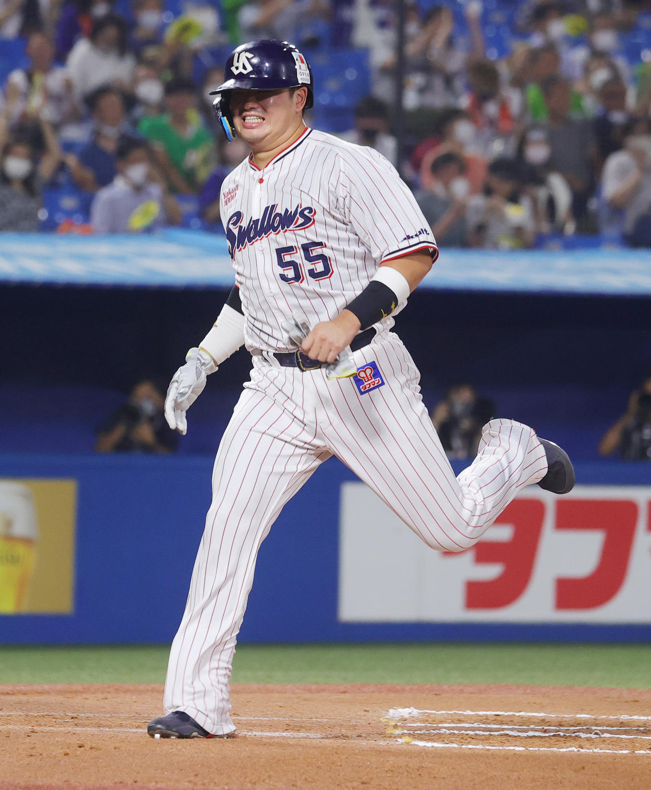 ヤクルト対中日　6回裏ヤクルト無死一塁、ドミンゴ・サンタナの中適時二塁打で生還する村上（撮影・野上伸悟）