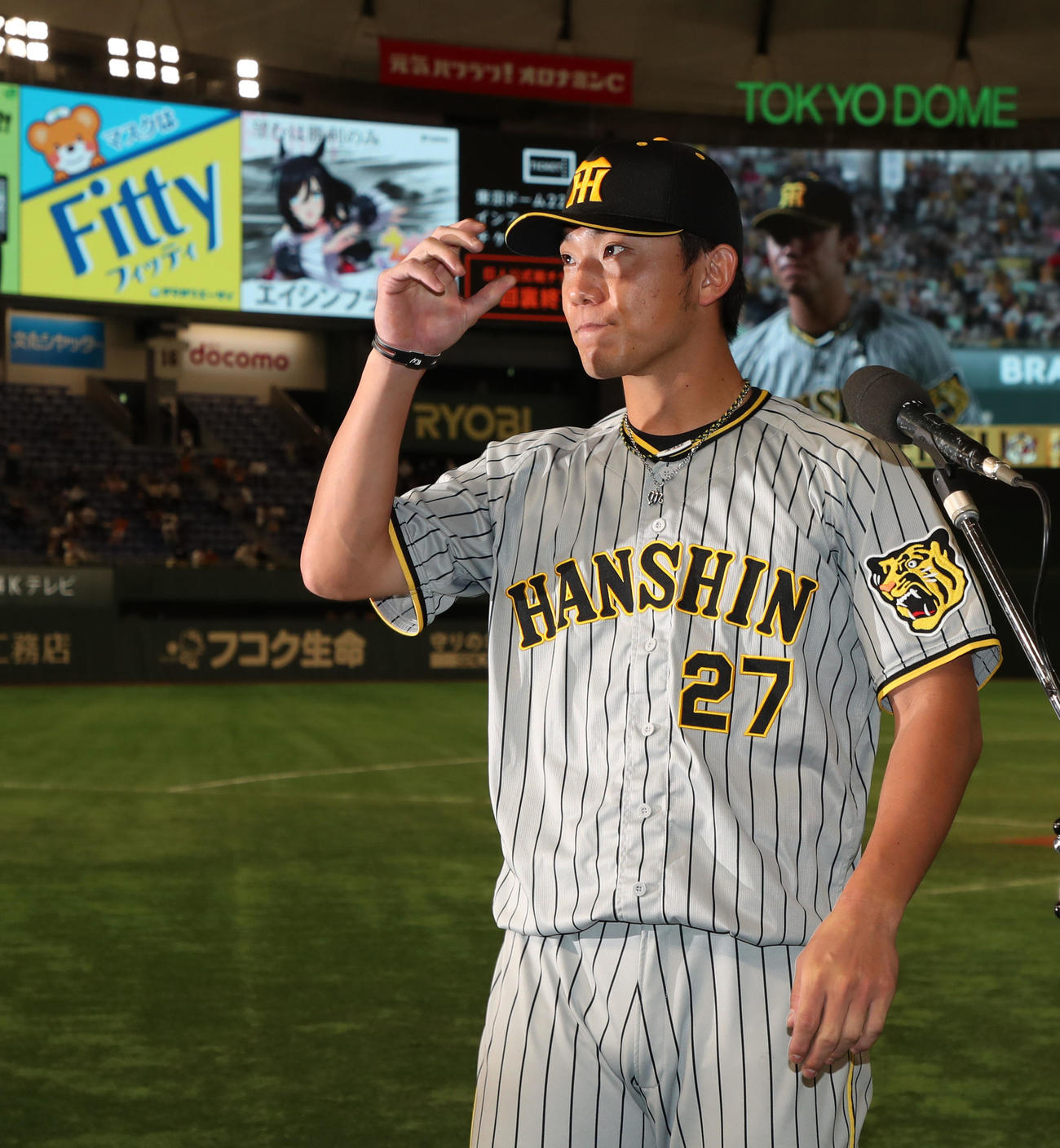 巨人対阪神　インタビューを終えスタンドにあいさつする伊藤将（撮影・加藤哉）