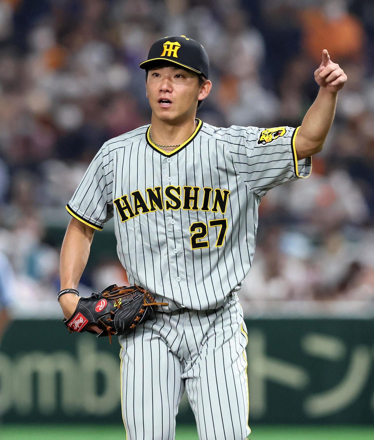 巨人対阪神　5回裏巨人2死二塁、伊藤将は大城のとき判定を三塁塁審へ確認する（撮影・加藤哉）