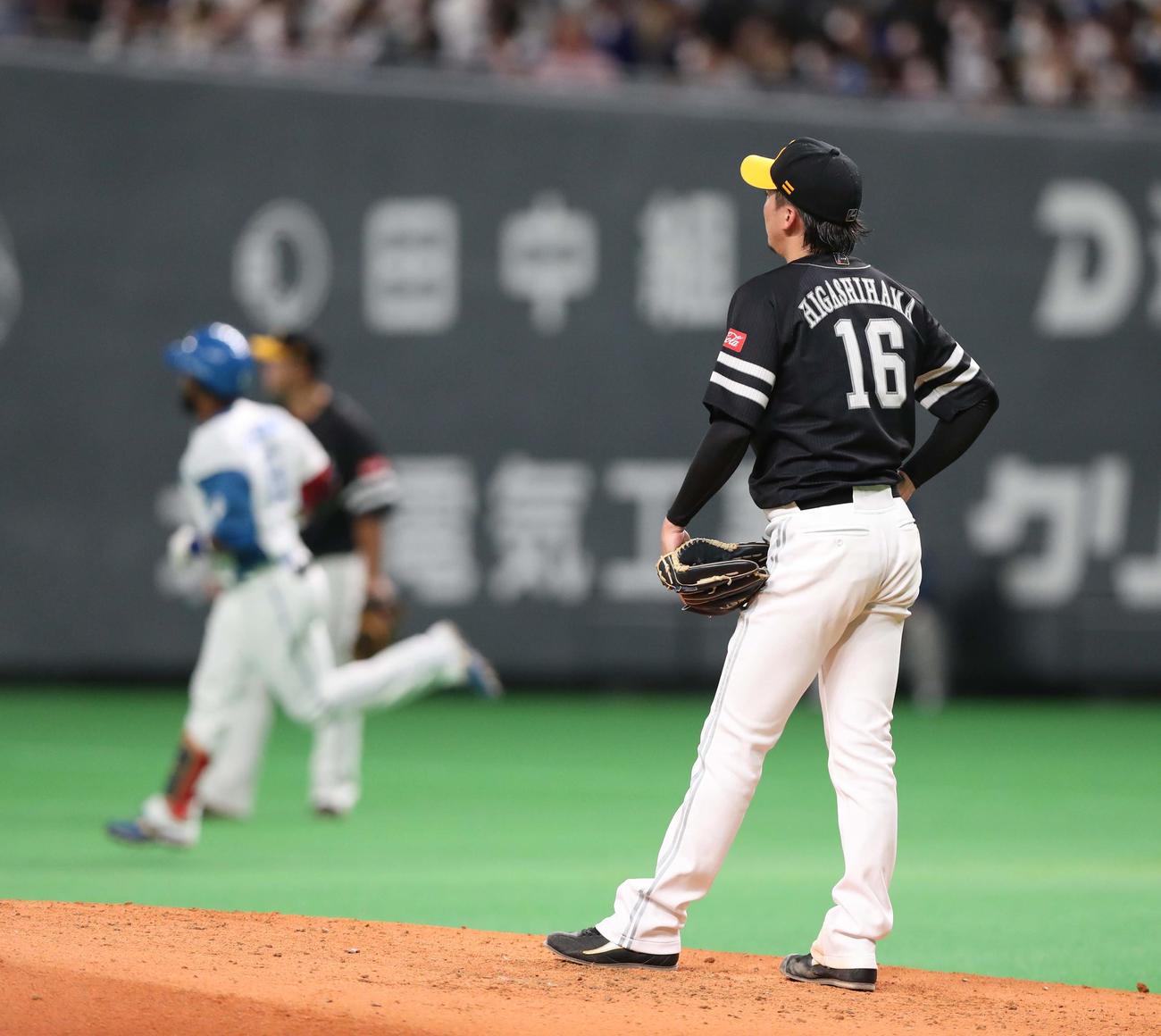 日本ハム対ソフトバンク　4回裏日本ハム2死、アルカンタラに本塁打を浴びる東浜（撮影・黒川智章）