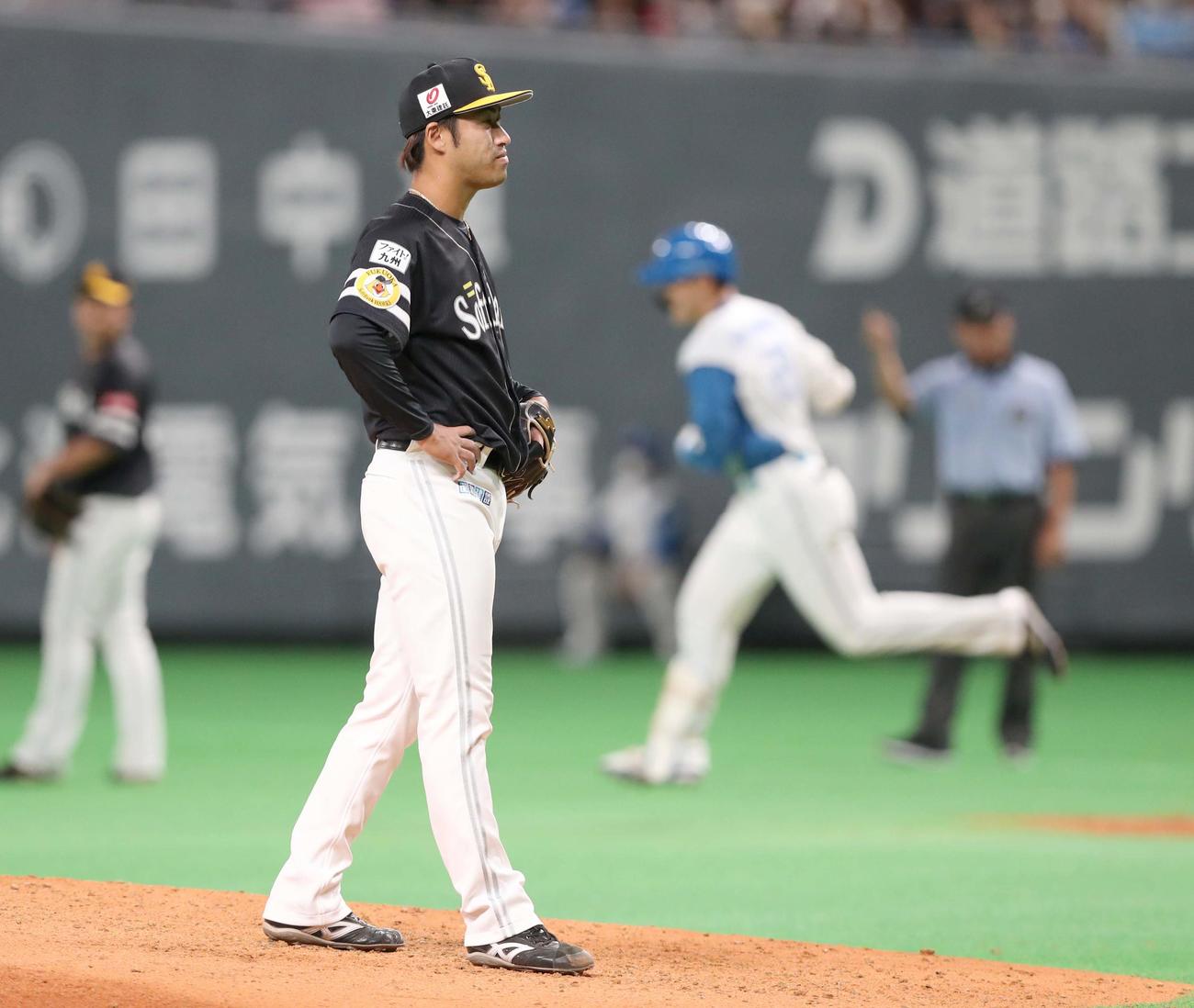 日本ハム対ソフトバンク　8回裏ソフトバンク2死一塁、清宮に2点本塁打を浴びる秋吉（撮影・黒川智章）