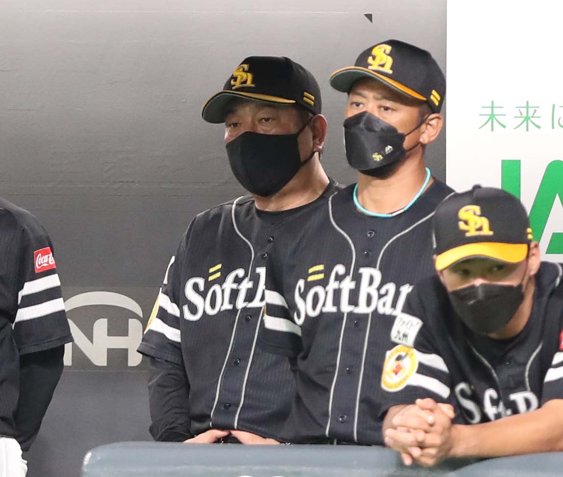 日本ハム対ソフトバンク　ベンチで渋い表情の藤本監督（左）（撮影・黒川智章）