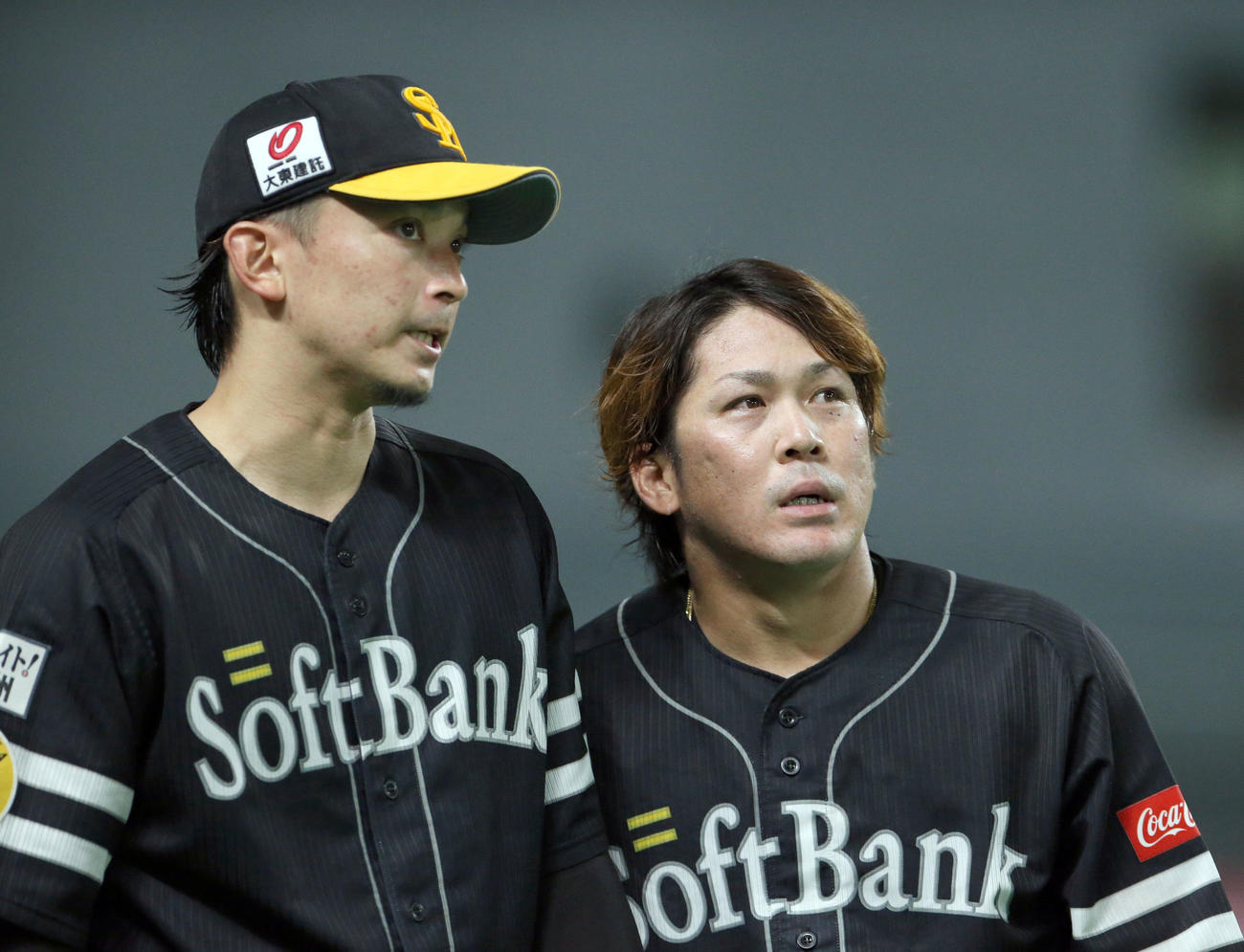 日本ハム対ソフトバンク　6回表、会話をする東浜（左）と甲斐（撮影・佐藤翔太）