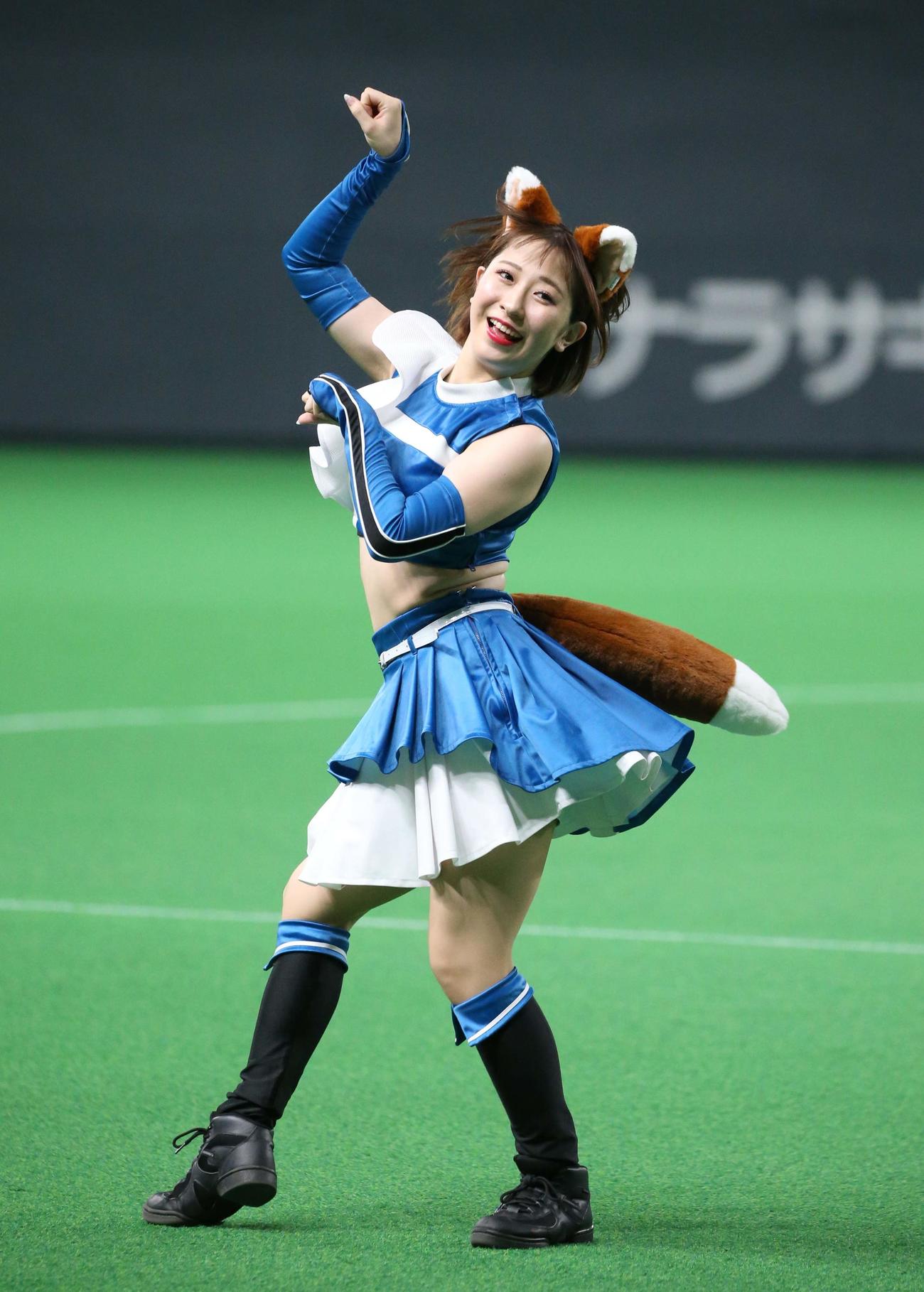 日本ハム対ソフトバンク　「きつねダンス」を踊るファイターズガール（撮影・黒川智章）