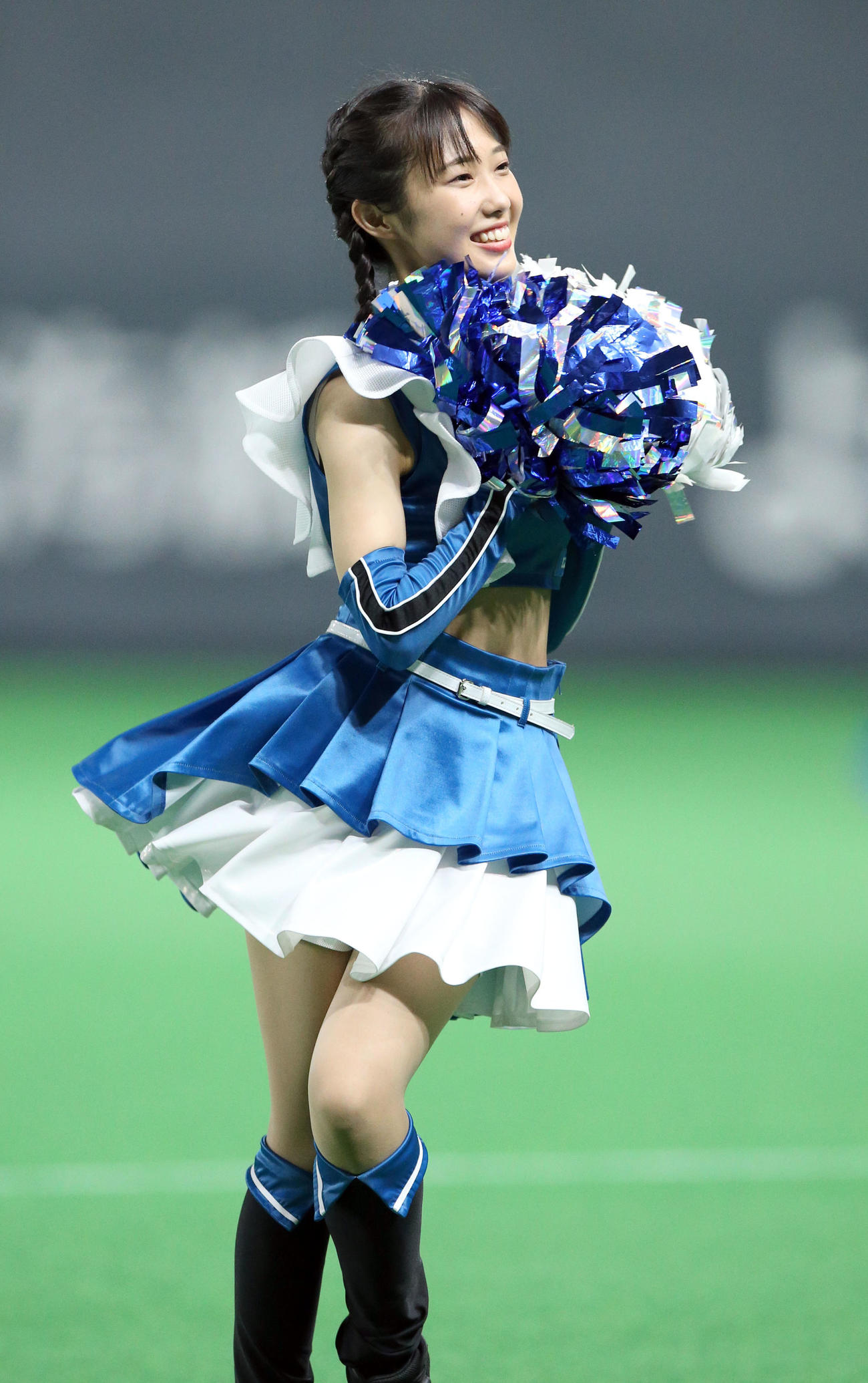 日本ハム対ソフトバンク　ダンスを踊るファイターズガール（撮影・佐藤翔太）