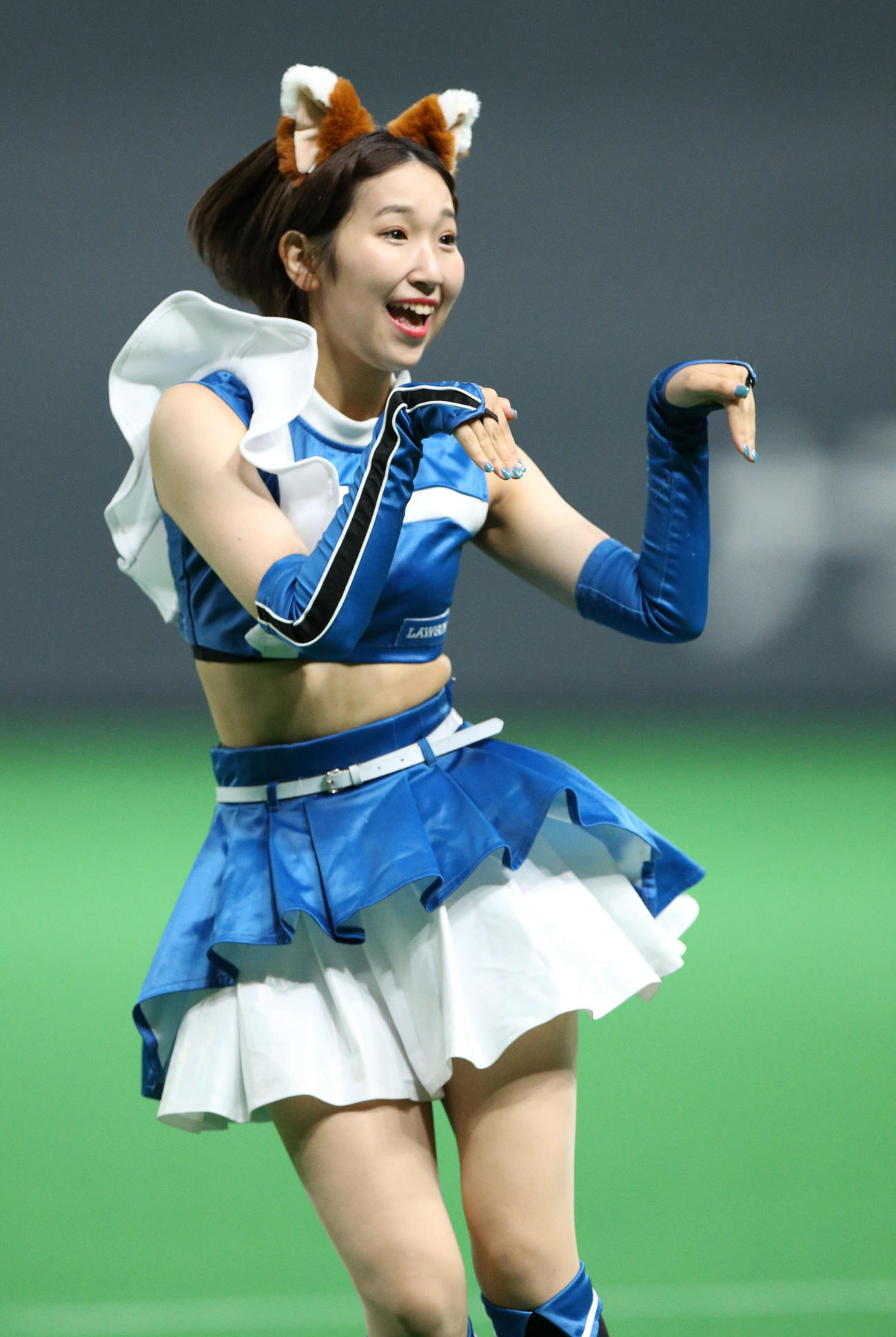 日本ハム対ソフトバンク　「きつねダンス」を踊るファイターズガール（撮影・佐藤翔太）
