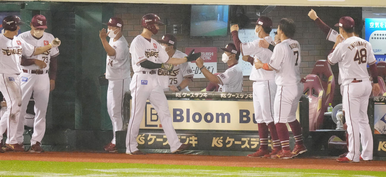 楽天対ロッテ　6回裏楽天1死満塁、島内の左2点適時打で生還した西川（中央左）、小深田（左）を迎える真喜志監督代行（中央）（撮影・鈴木みどり）