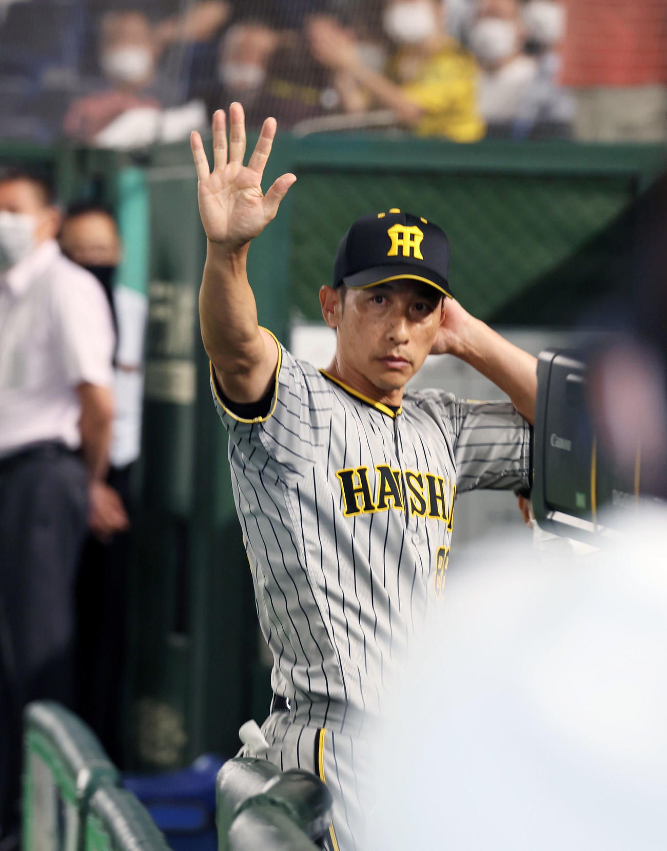 巨人対阪神　インタビューを終えスタンドにあいさつする矢野監督（撮影・加藤哉）