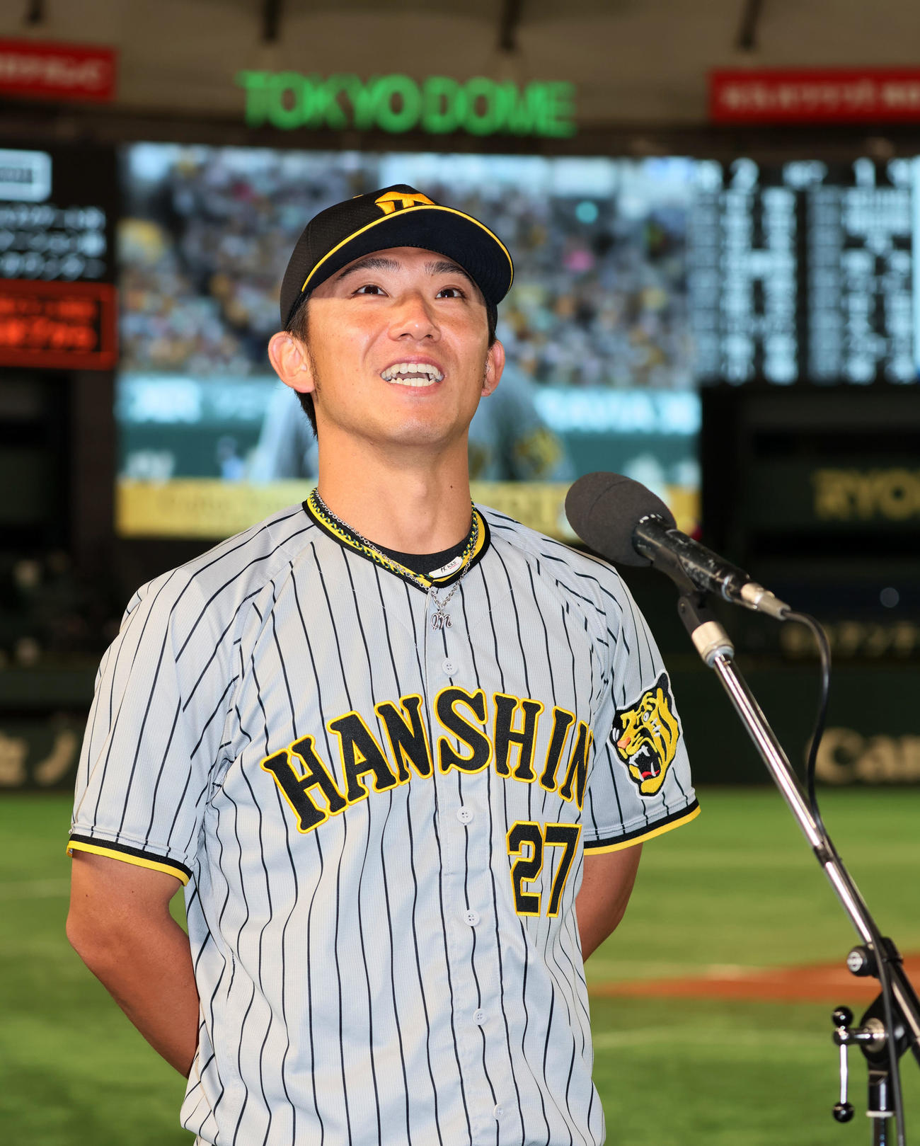 巨人対阪神　インタビューで笑顔を見せる伊藤将（撮影・加藤哉）