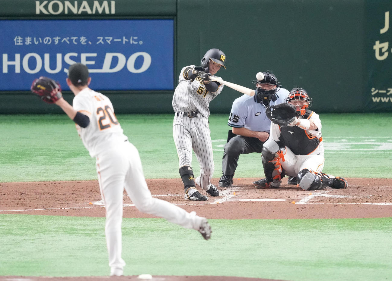 巨人対阪神　3回表阪神2死二塁、中前に先制の適時打を放つ中野。投手戸郷（撮影・菅敏）