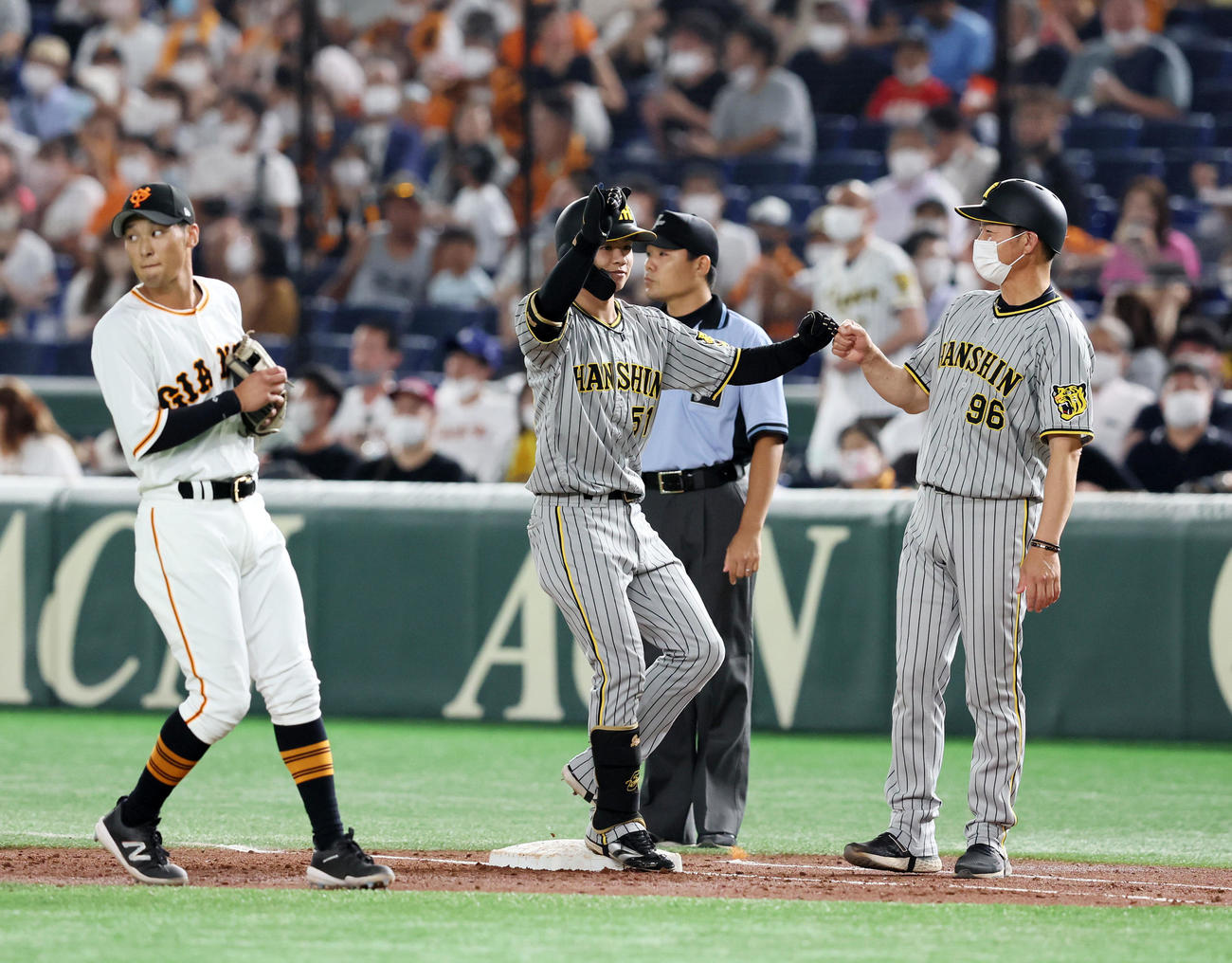 巨人対阪神　3回表阪神2死二塁、中野は中前適時打を放ちベンチに向かってポーズを決める（撮影・加藤哉）