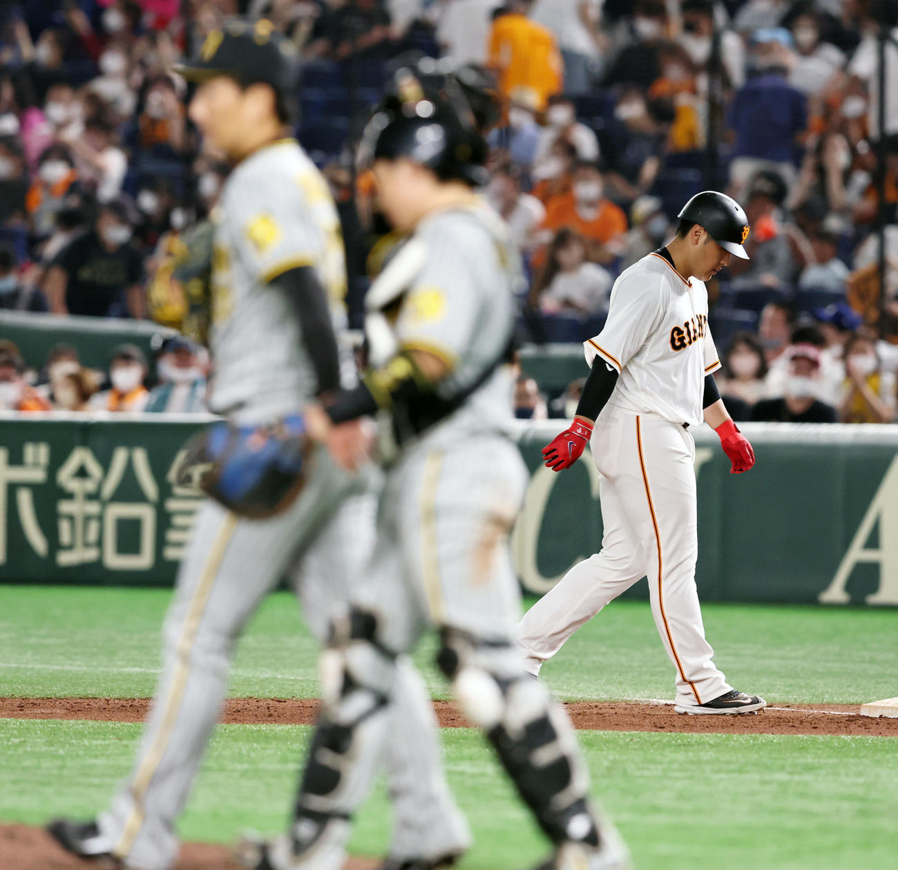 巨人対阪神　9回裏巨人2死、岡本和は中飛を打ち上げ試合終了となる（撮影・加藤哉）