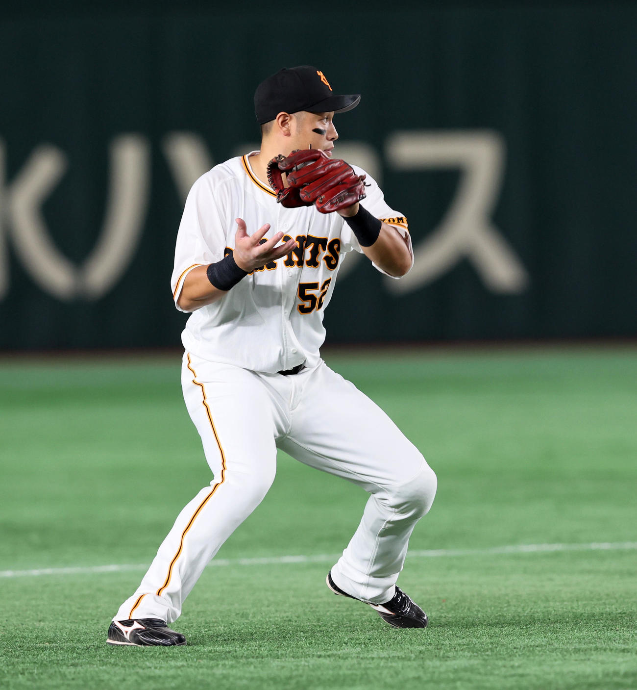 巨人対阪神　7回表阪神1死一塁、北村は梅野の打球を捕球し二塁へ送球する（撮影・加藤哉）