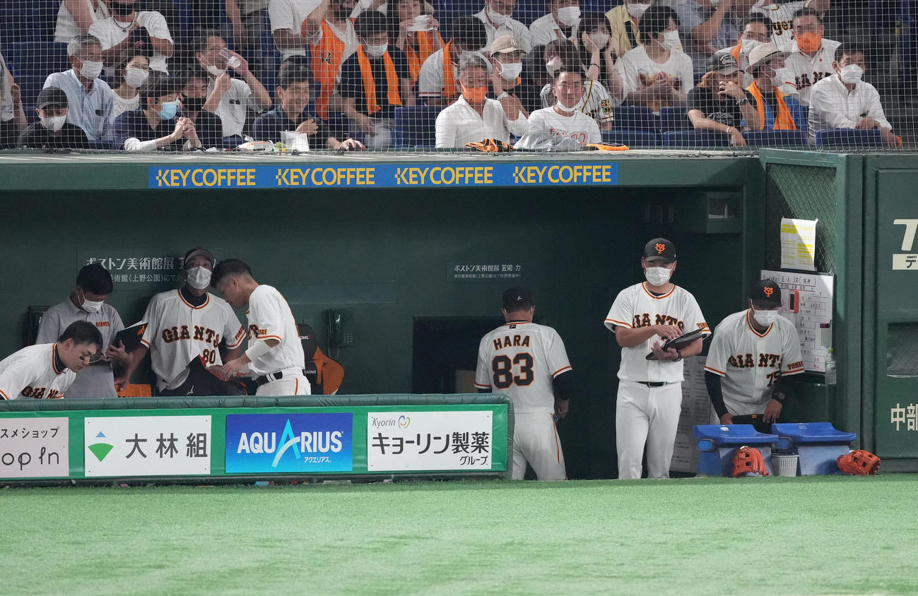 阪神に敗れ、足早に引き揚げる巨人原監督（右から3人目）（撮影・菅敏）