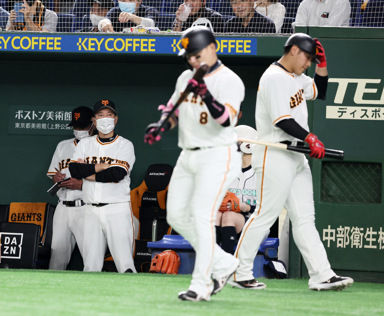 巨人対阪神　1回裏巨人2死、原監督は打席へ向かう丸（中央）を見つめる。右は岡本和（撮影・加藤哉）