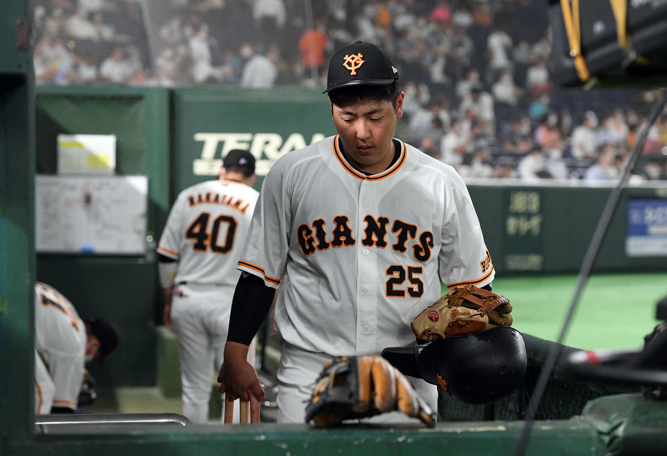 巨人対阪神　阪神に2－1で敗れベンチを後にする巨人岡本和（撮影・たえ見朱実）