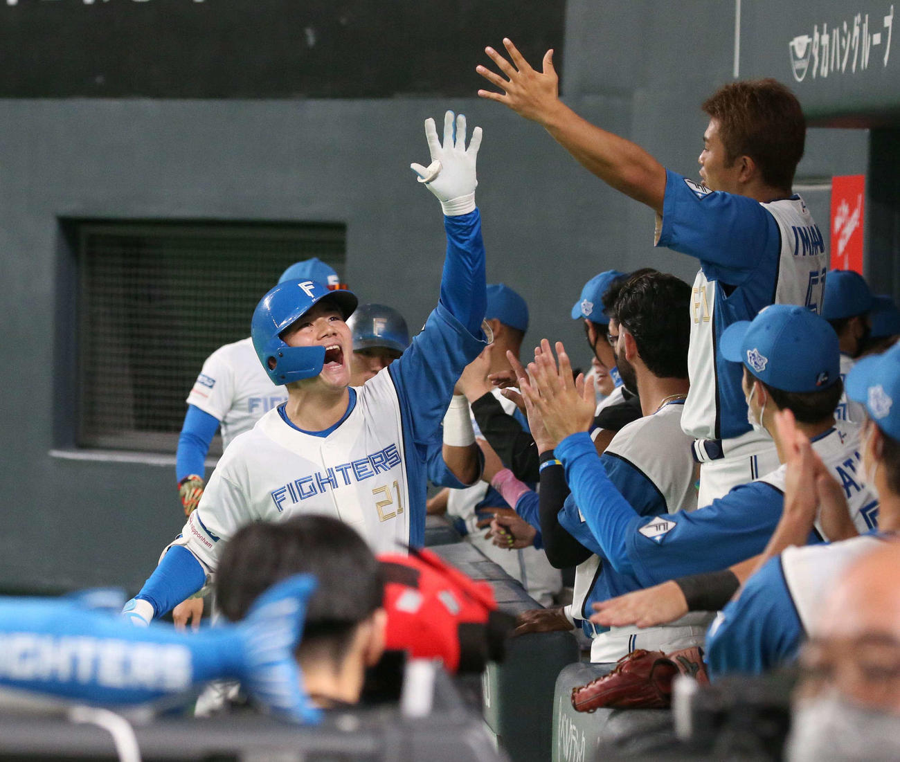 日本ハム対ソフトバンク　8回裏日本ハム2死一塁、右越え2点本塁打を放った清宮はナインに出迎えられる（撮影・黒川智章）