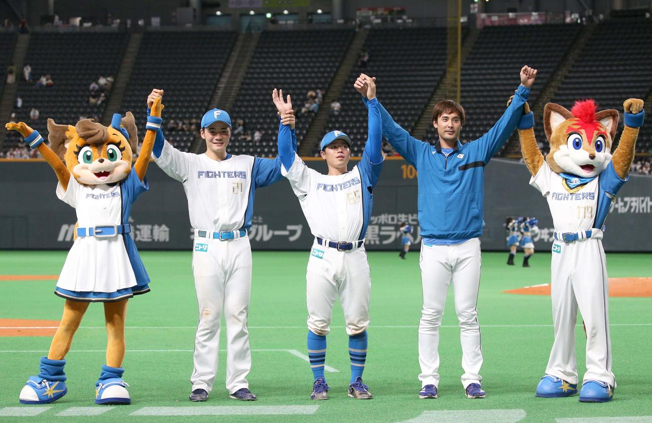 日本ハム対ソフトバンク　試合後、スタンドに向かって笑顔の左から清宮、梅林、上原（撮影・黒川智章）