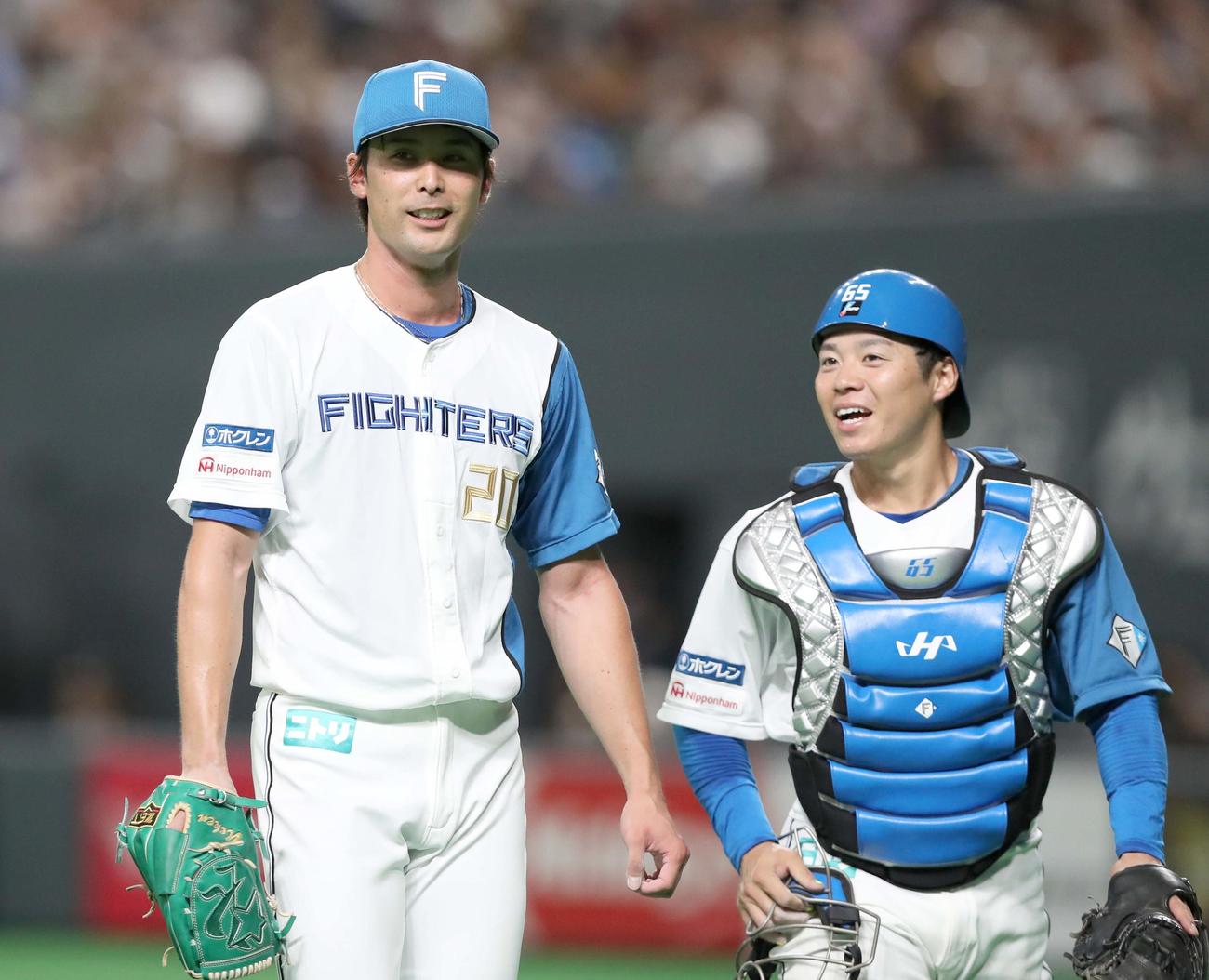日本ハム対ソフトバンク　8回表のピンチをしのぎ笑顔で引き揚げる上原（左）と梅林（撮影・黒川智章）