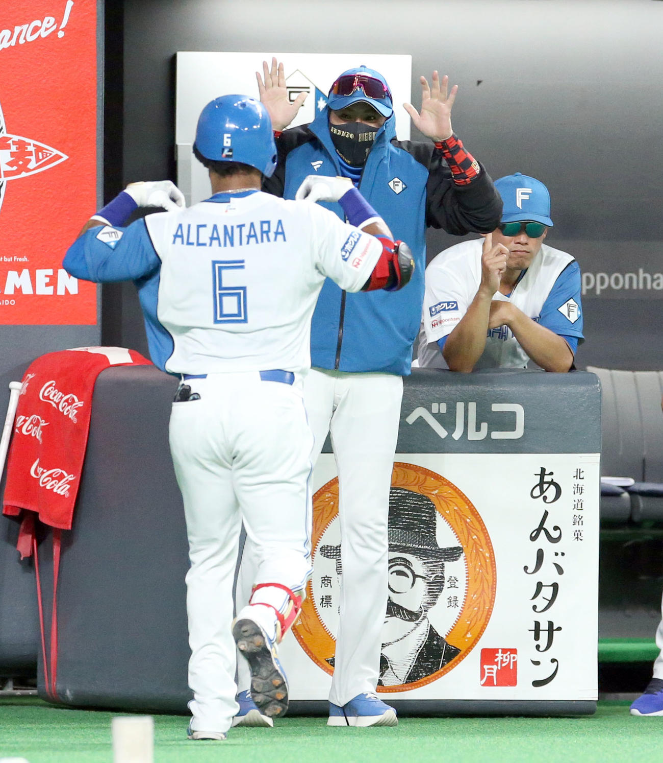 日本ハム対ソフトバンク　4回裏日本ハム2死、新庄監督（中央）は右越え本塁打を放ったアルカンタラを出迎える（撮影・佐藤翔太）