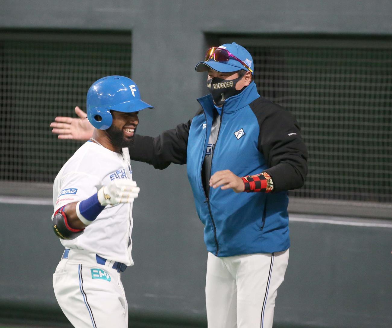 日本ハム対ソフトバンク　4回裏、本塁打を放ったアルカンタラを出迎える新庄監督（撮影・黒川智章）