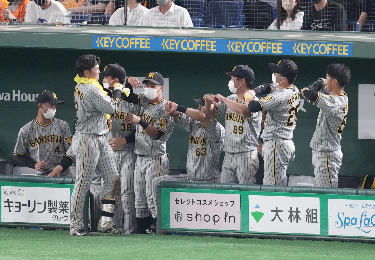 巨人対阪神　5回表阪神1死、ソロ本塁打を放ち、ナインに迎えられる梅野（左から2人目）（撮影・菅敏）