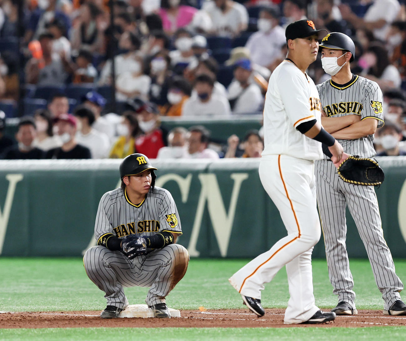 巨人対阪神　7回表阪神1死一塁、梅野は遊ゴロを打ち一塁走者代走熊谷の危険な走塁で打者走者もアウトとなり塁上にしゃがみこむ（撮影・加藤哉）