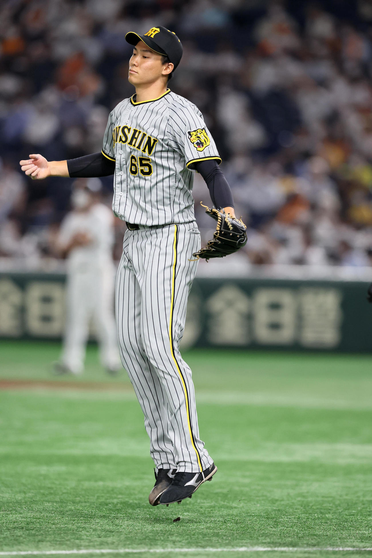 巨人対阪神　8回裏巨人2死、吉川を左飛に仕留め両手を広げる湯浅（撮影・加藤哉）