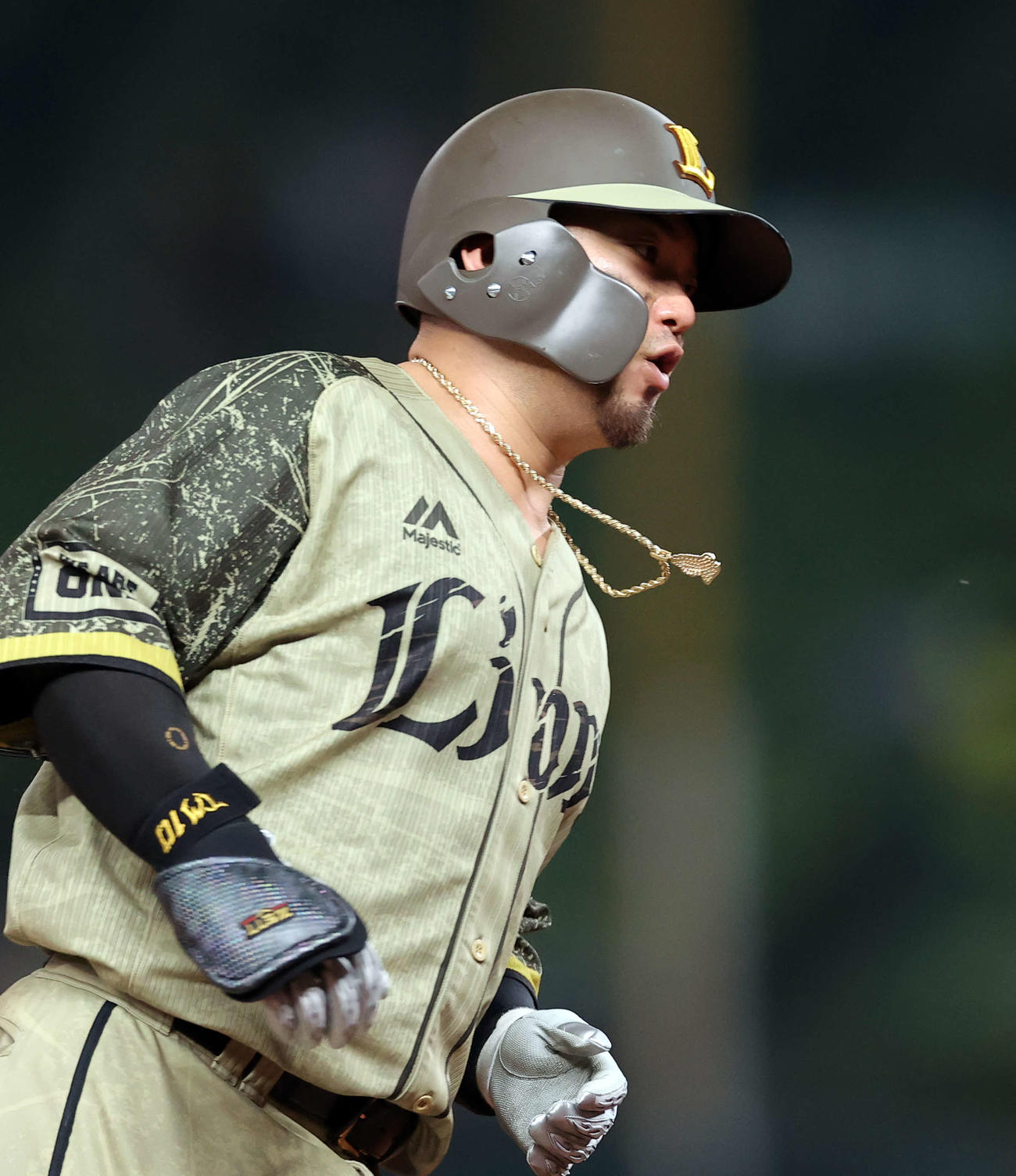 西武対オリックス　5回裏西武2死、森は左中間ソロ本塁打を放ち、ペンダントを揺らして三塁を回る（撮影・浅見桂子）