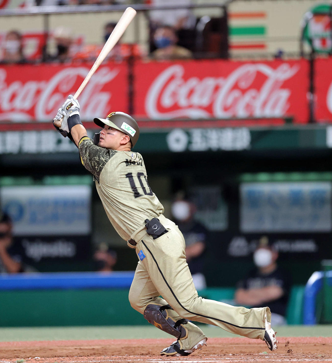 西武対オリックス　5回裏西武2死、森は左中間ソロ本塁打を放つ（撮影・浅見桂子）