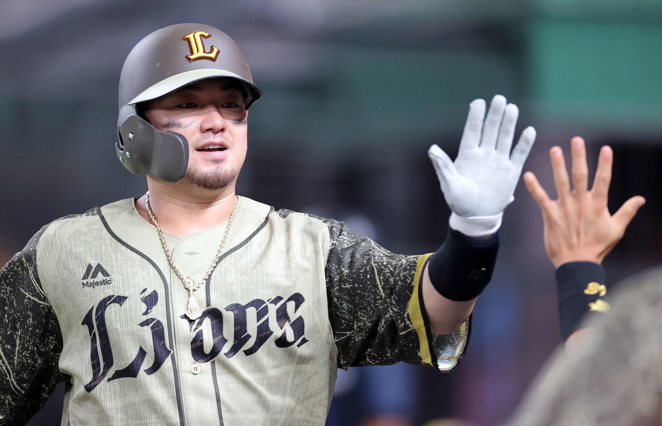 西武対オリックス　5回裏西武2死、森は左中間ソロ本塁打を放ち、ナインとハイタッチ（撮影・浅見桂子）