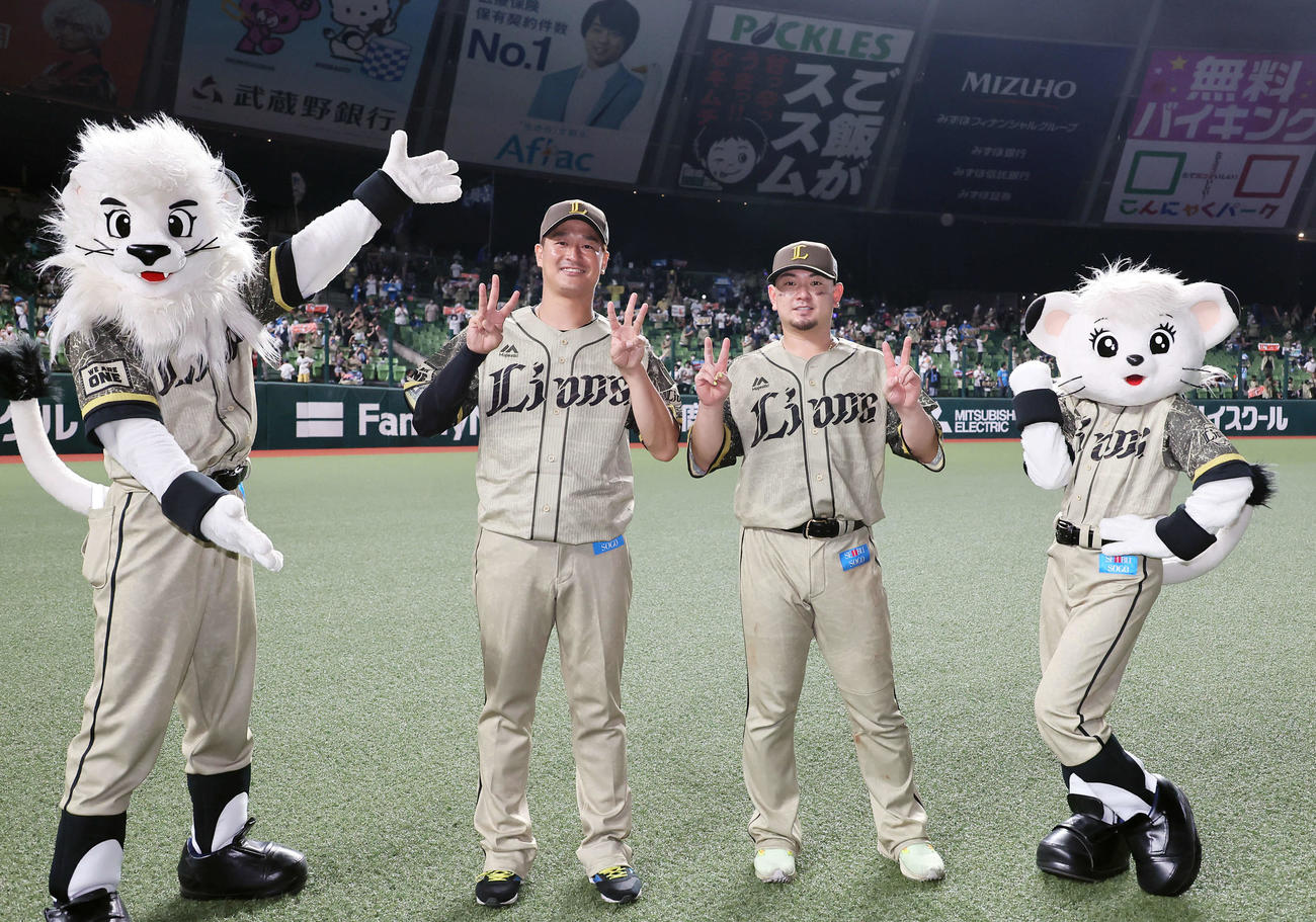 西武対オリックス　スタンドのファンを背に笑顔でポーズをとる平井（左）と森