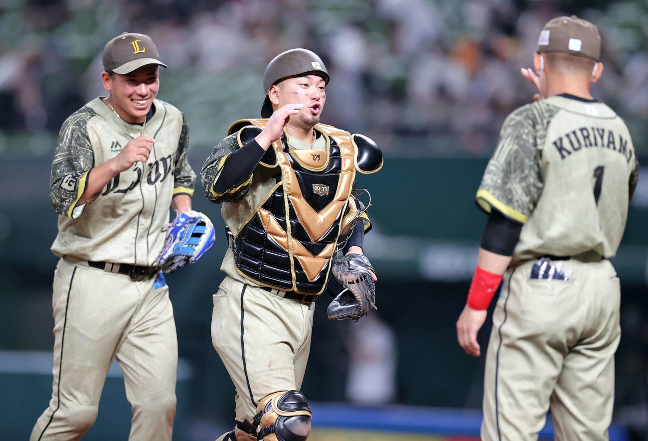 西武対オリックス　9回表オリックスの攻撃を抑えて連勝し、迎える栗山（右）らとハイタッチする森（中央）。左は愛斗（撮影・浅見桂子）