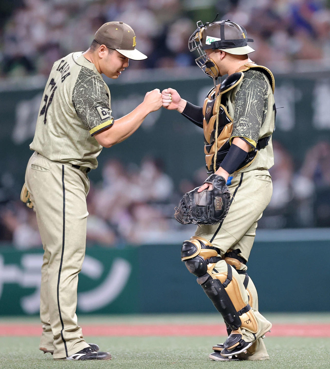 西武対オリックス　9回表オリックスの攻撃を抑えて連勝し、平良（左）とグータッチする森（撮影・浅見桂子）