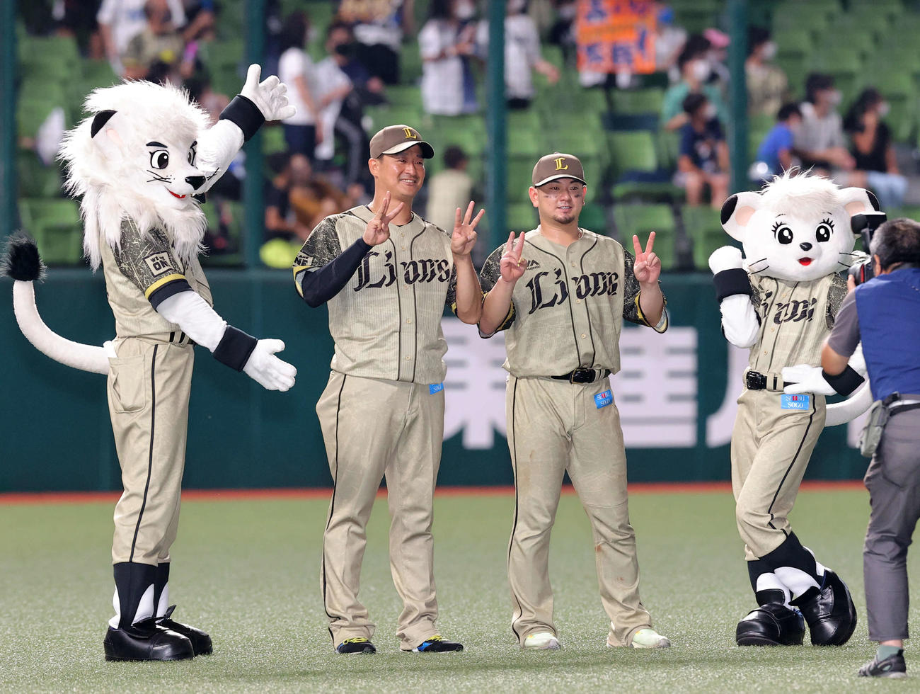 西武対オリックス　スタンドのファンを背に笑顔でポーズをとる平井（左）と森（撮影・浅見桂子）