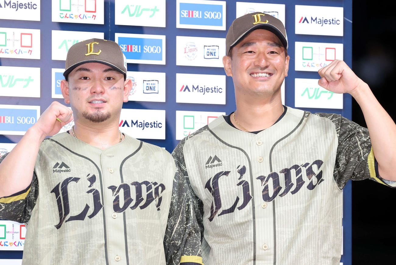 西武対オリックス　ヒーローインタビューで笑顔でガッツポーズする森（左）と平井（撮影・浅見桂子）