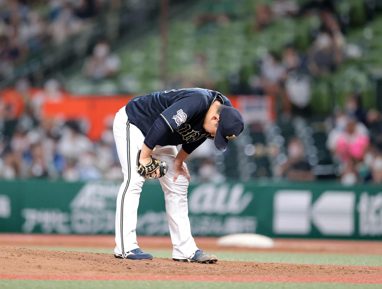 西武対オリックス　7回裏西武2死一塁、源田に四球を与え、がっくりの宮城。ここで降板を告げられる（撮影・浅見桂子）
