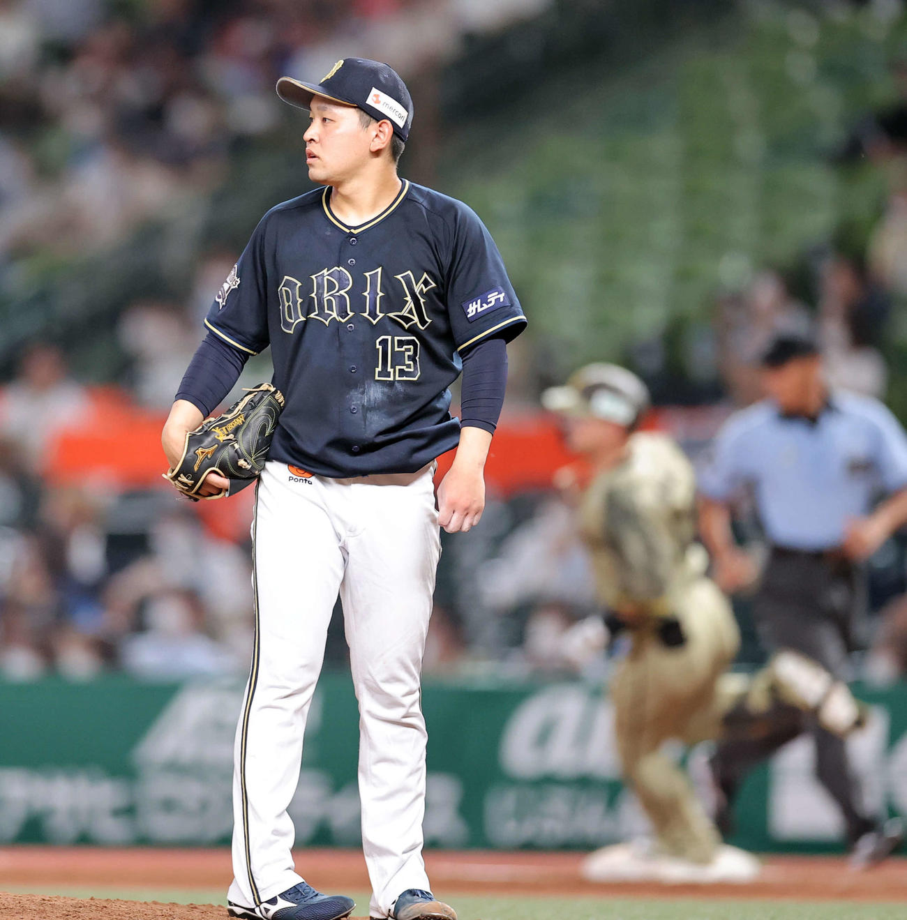 西武対オリックス　5回裏西武2死、森（後方）に2打席連続のソロ本塁打を許した宮城（撮影・浅見桂子）
