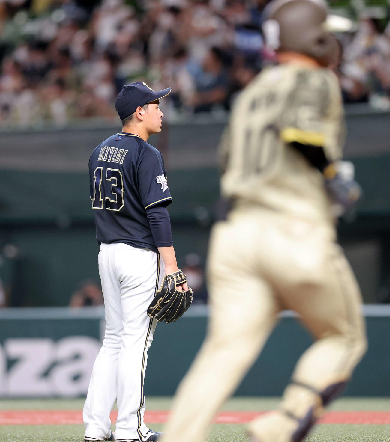 西武対オリックス　3回裏西武1死、森（手前）に右越えソロ本塁打を許した宮城（撮影・浅見桂子）