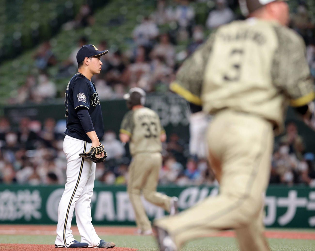 西武対オリックス　2回裏西武1死満塁、ジャンセン（奥）に押し出し四球を与え、立ち尽くす宮城（左）。手前は生還する山川（撮影・浅見桂子）