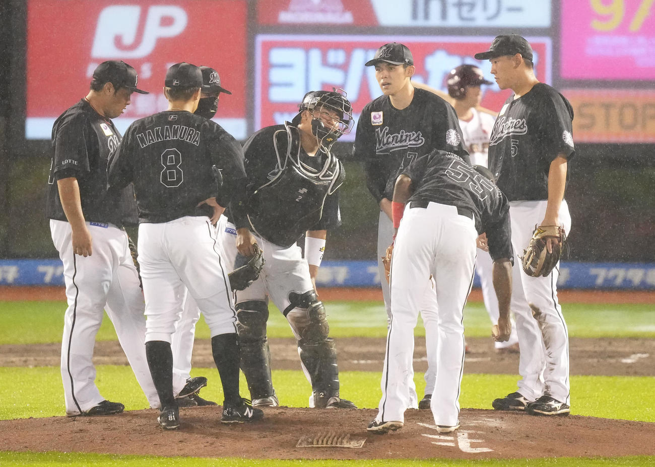 楽天対ロッテ　6回裏途中でマウンドの佐々木朗（右から3人目）のもとに集まるロッテナイン（撮影・鈴木みどり）