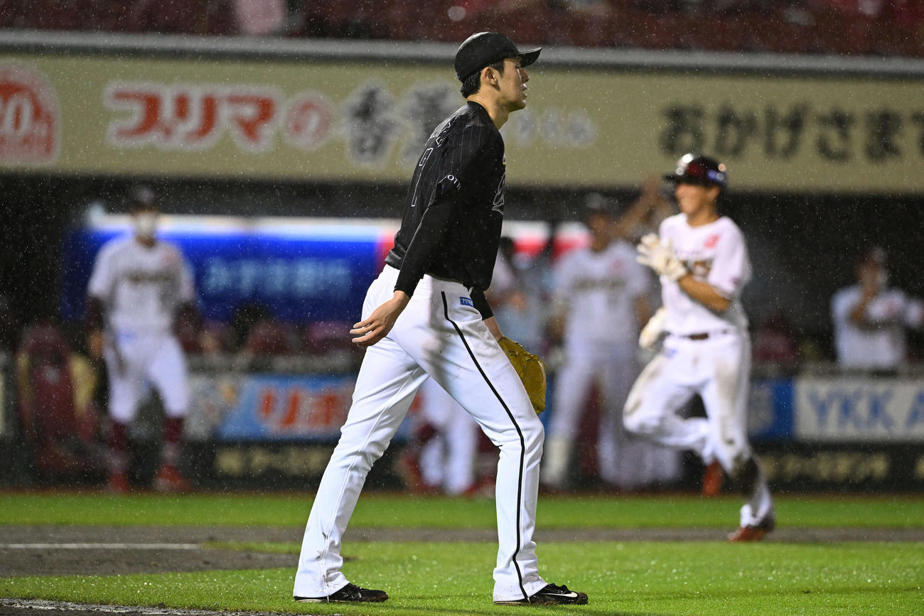 楽天対ロッテ　6回裏楽天1死満塁、島内に2点適時打を浴びる佐々木朗（撮影・滝沢徹郎）