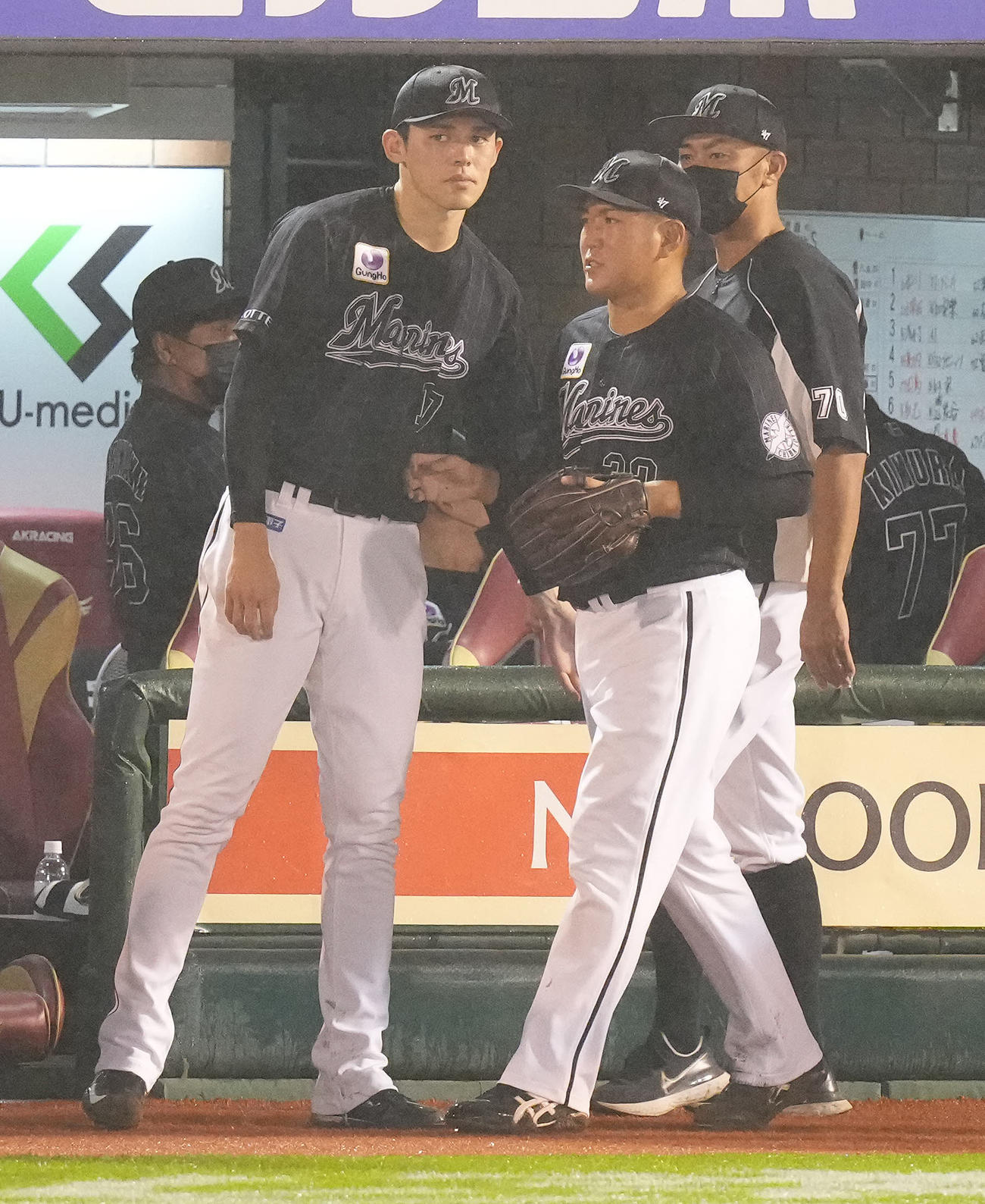 楽天対ロッテ　6回裏を終えベンチへ戻る広畑（右手前）を迎えるロッテ佐々木朗（撮影・鈴木みどり）