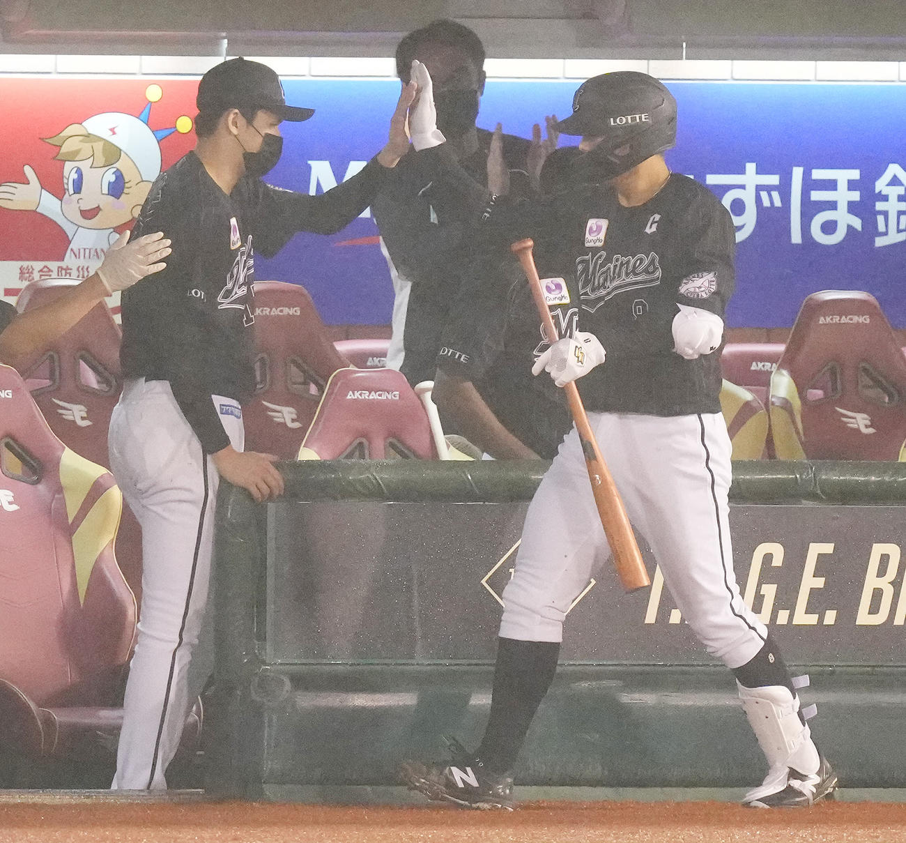 楽天対ロッテ　8回表ロッテ無死、左越えソロ本塁打を放った中村奨（右）を迎える佐々木朗（撮影・鈴木みどり）