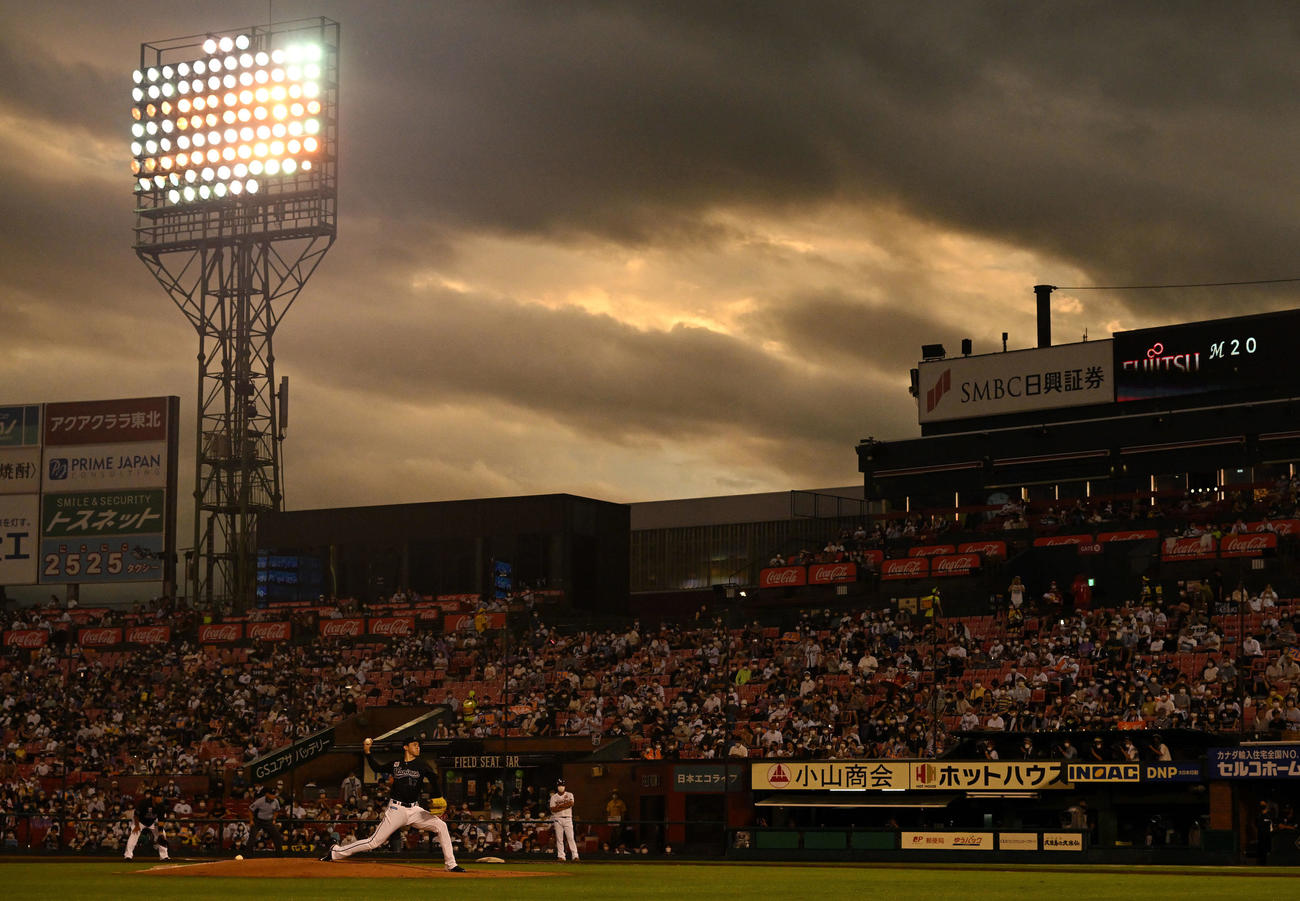 楽天対ロッテ　幻想的な空の下で投球するロッテ先発の佐々木朗（撮影・滝沢徹郎）