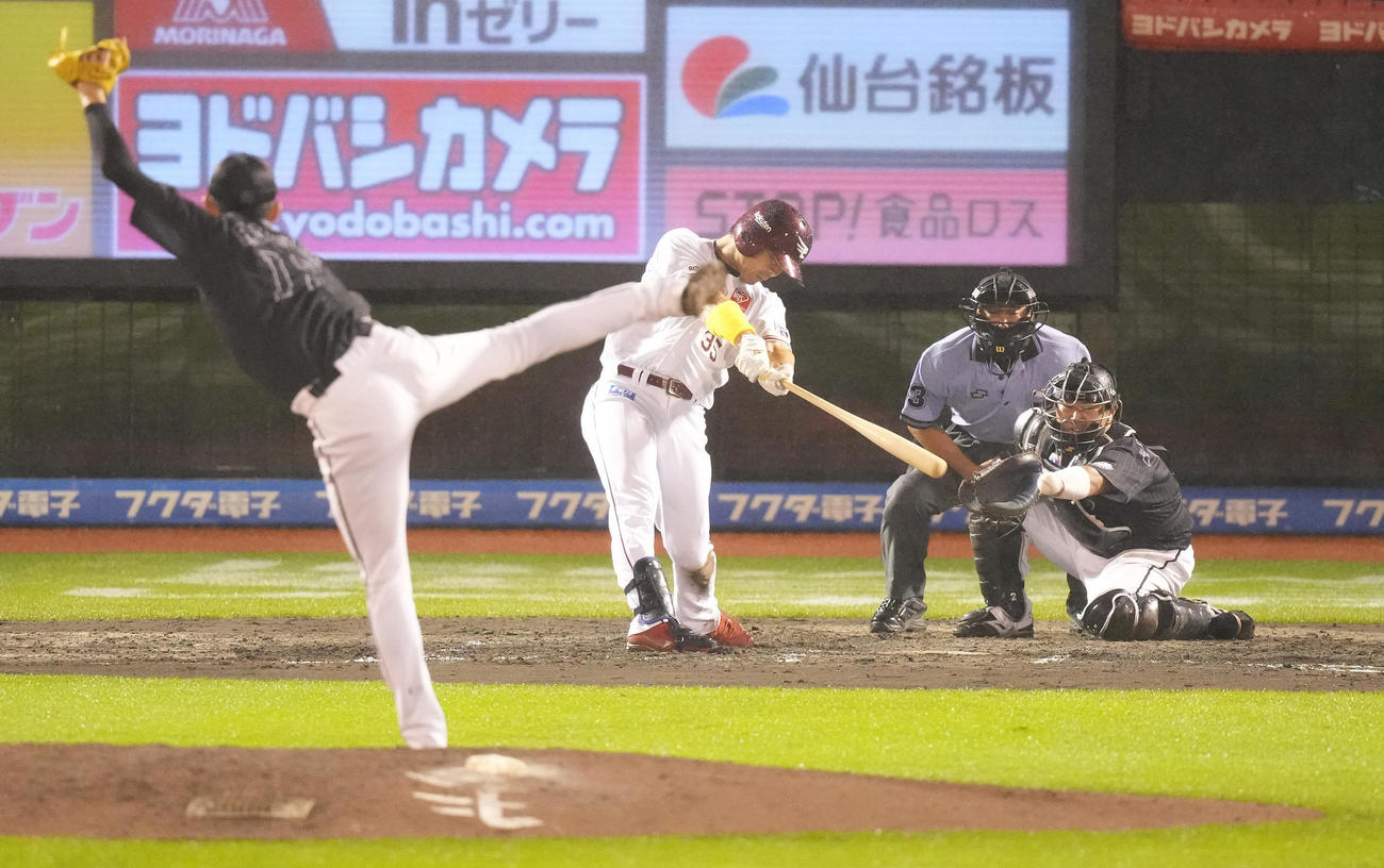 楽天対ロッテ　6回裏楽天1死満塁、左2点適時打を放つ島内。投手佐々木朗（撮影・鈴木みどり）