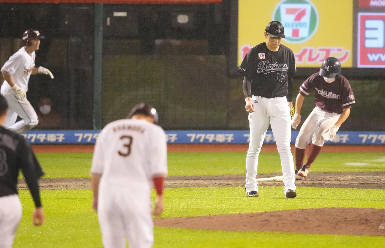 楽天対ロッテ　6回裏楽天1死満塁、島内に左2点適時打を浴び、うつむく佐々木朗（撮影・鈴木みどり）