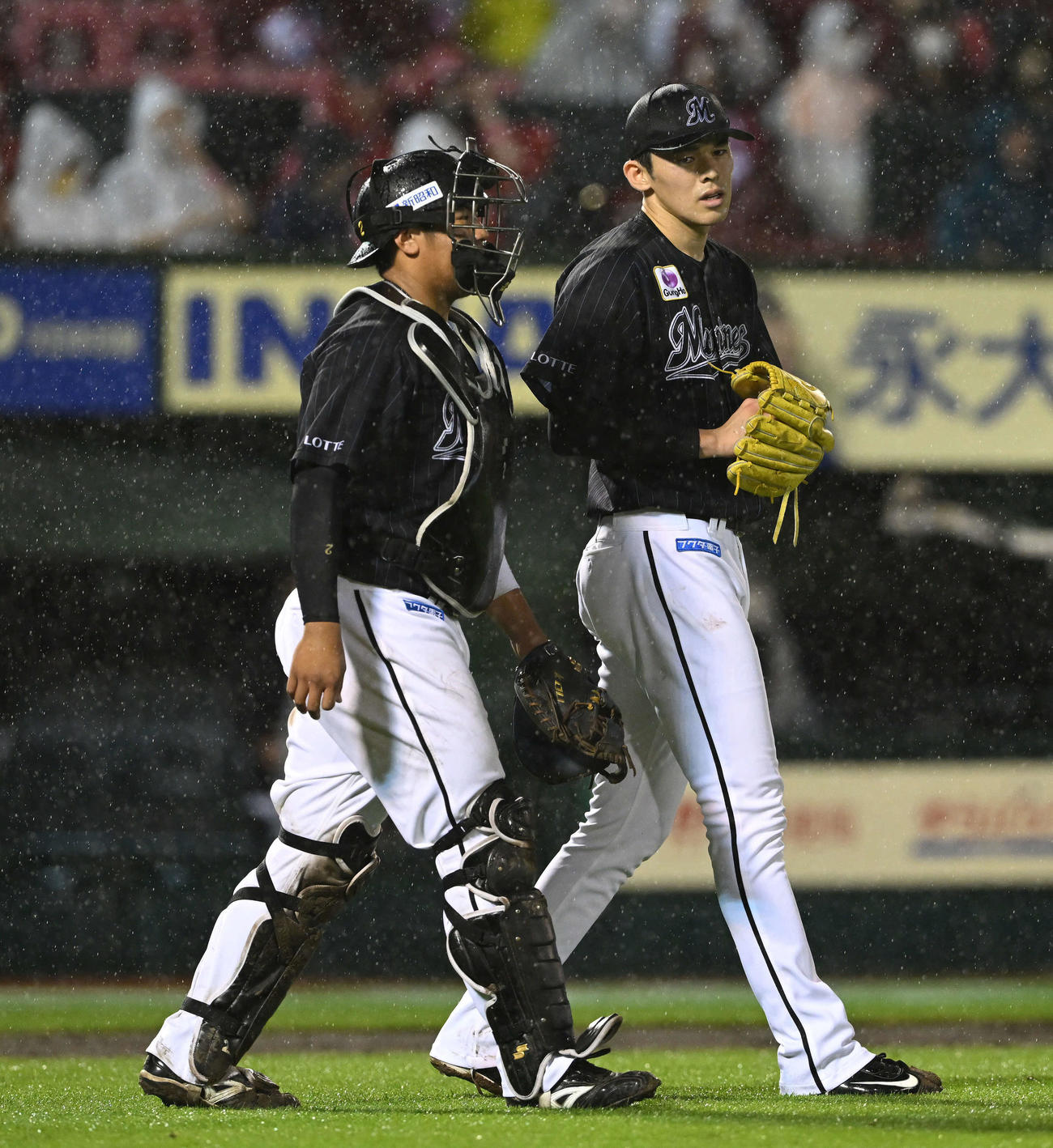 楽天対ロッテ　6回裏楽天1死二塁、西川に適時打を浴びた佐々木朗（右）は捕手松川と話す（撮影・滝沢徹郎）