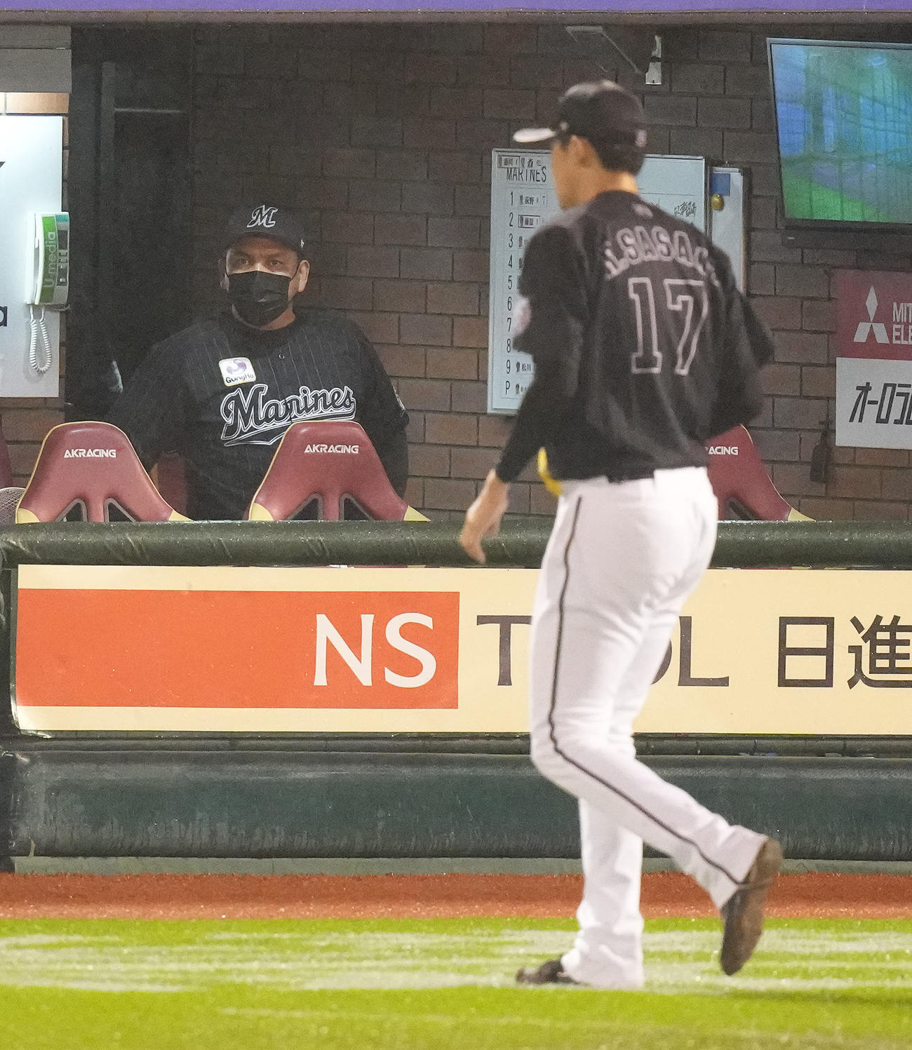 楽天対ロッテ　6回裏途中で降板するロッテ先発佐々木朗（右）と浮かない表情の井口監督（撮影・鈴木みどり）