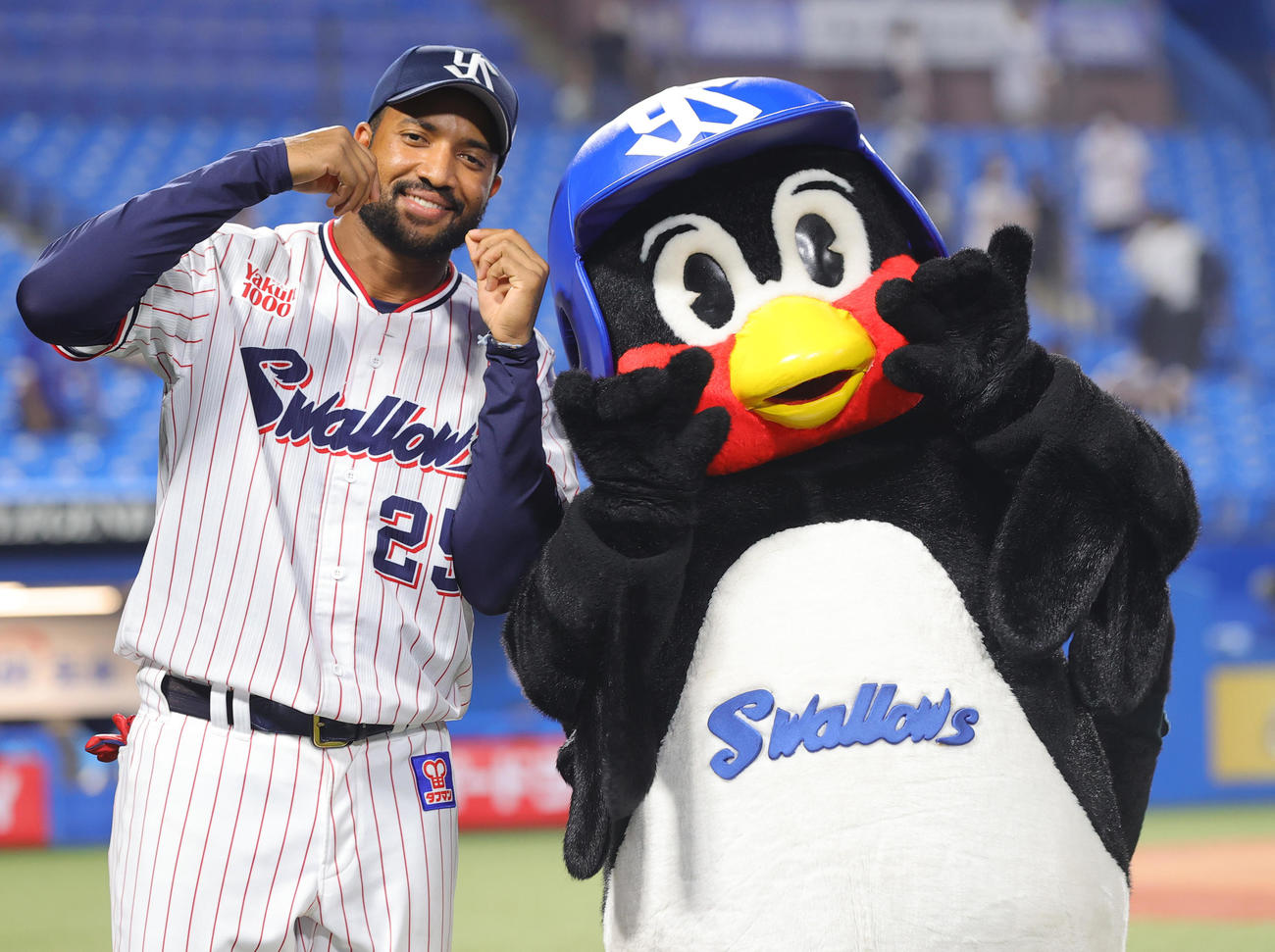 ヤクルト対中日　4安打6打点と大活躍のヤクルトのサンタナ（左）は、つば九郎と笑顔でポーズ（撮影・野上伸悟）